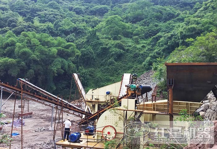 大型重錘式碎石制砂機工作現場 大型重錘式碎石制砂機工作現場