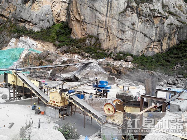 河卵石制砂現場