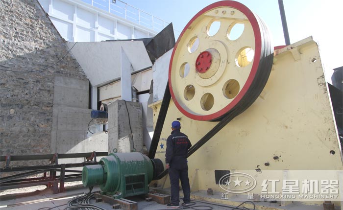 顎式破碎機工作現場 顎式破碎機工作現場