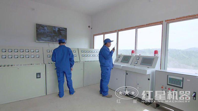 紅星技術工程師在現場調試設備 紅星技術工程師在現場調試設備