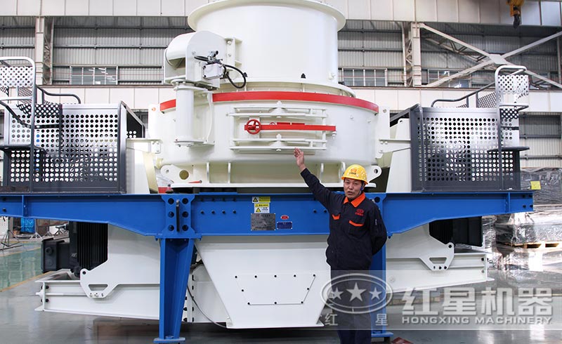 車間師傅在為考察的用戶講解HVI制砂機 車間師傅在為考察的用戶講解HVI制砂機