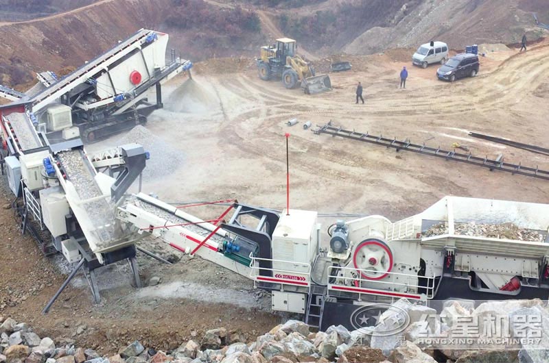 履帶式破碎機多機組聯合工作現場 履帶式破碎機多機組聯合工作現場