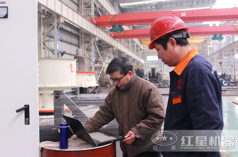 工程師與師傅溝通現場 工程師與師傅溝通現場