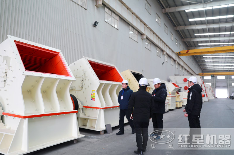 用戶來廠考察重錘式破碎機 用戶來廠考察重錘式破碎機