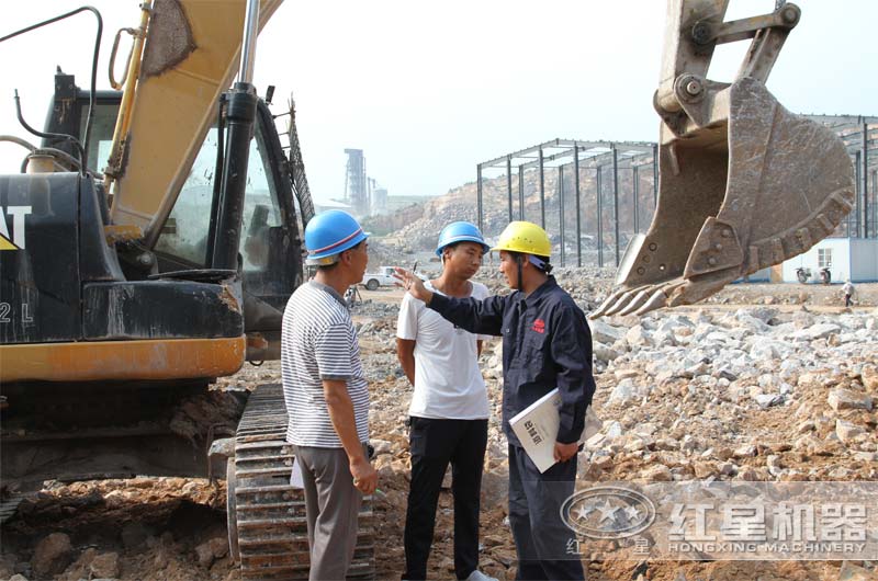 技術人員在生產現場為用戶安裝、指導作業中 技術人員在生產現場為用戶安裝、指導作業中