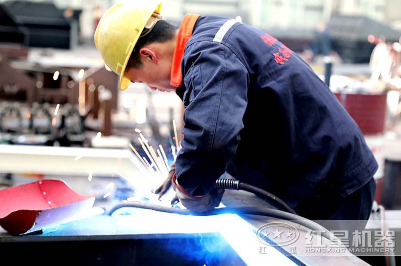 車間師傅在認真進行焊工作業中