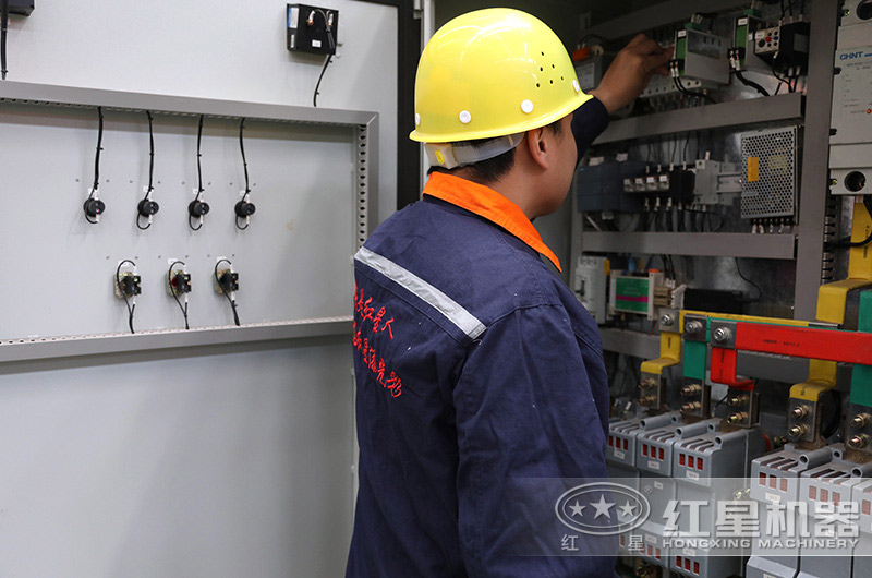 車間技術工人在檢查電力系統作業中