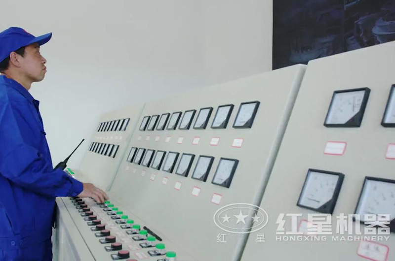 技術工程師正在調試機器 技術工程師正在調試機器