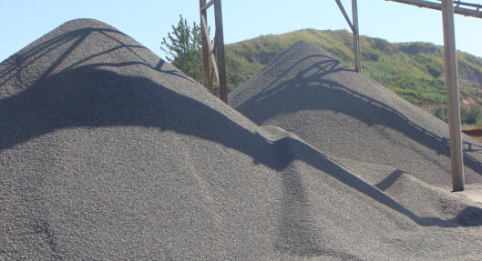 時產(chǎn)50噸對輥式制砂機工作視頻放送，多角度了解設(shè)備生產(chǎn)