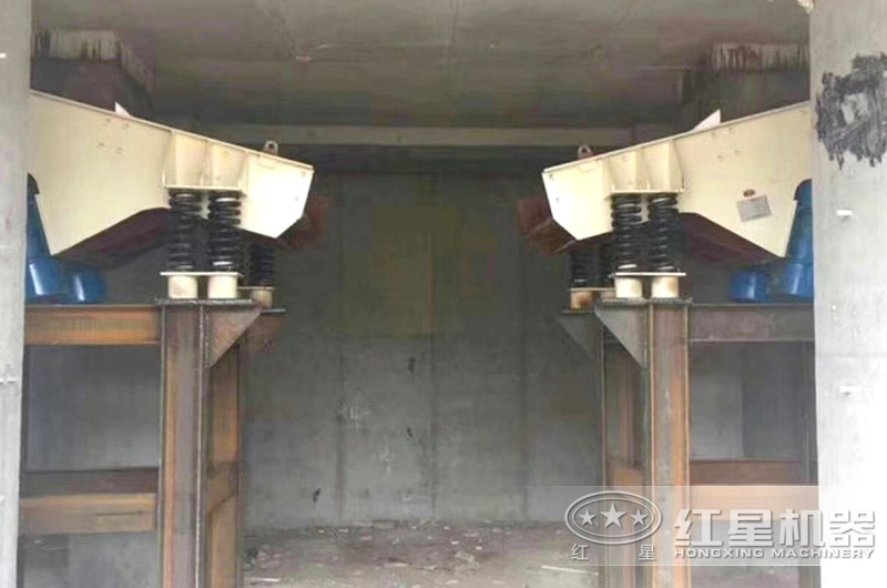 振動(dòng)給料機(jī)現(xiàn)場(chǎng)圖 振動(dòng)給料機(jī)現(xiàn)場(chǎng)圖