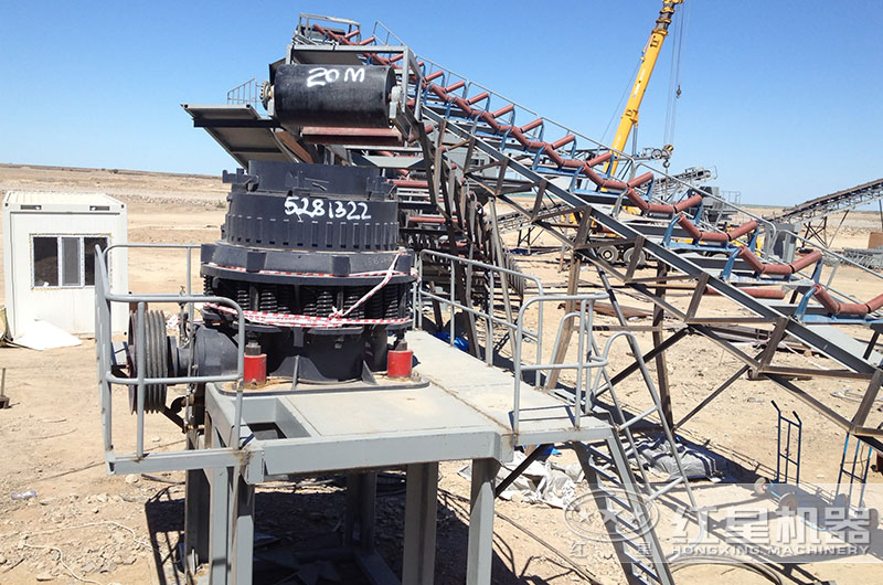 花崗巖破碎生產線一角，圓錐破碎機