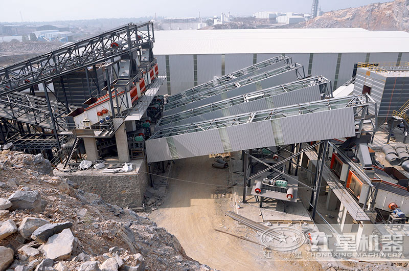 加工碎石料現(xiàn)場(chǎng)，符合環(huán)保標(biāo)準(zhǔn)