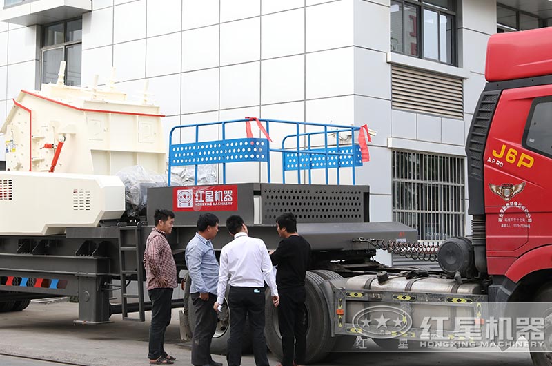 紅星客戶來廠實(shí)地考察移動制沙機(jī) 紅星客戶來廠實(shí)地考察移動制沙機(jī)