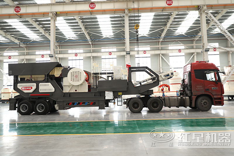 移動顎式破碎機車頭牽引下駛往現場 移動顎式破碎機車頭牽引下駛往現場