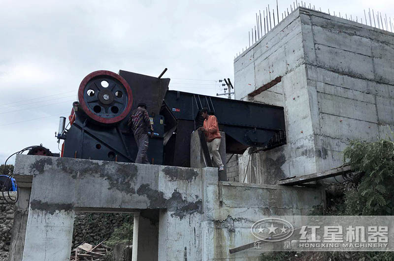 大型鱷式碎石機(jī)設(shè)備不同、型號(hào)不同、報(bào)價(jià)不同